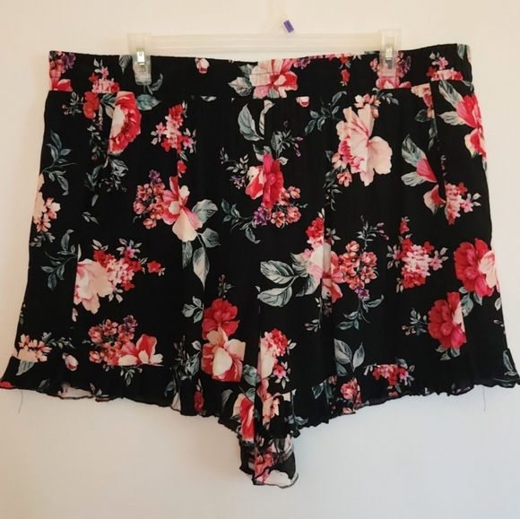torrid Pants - 1Torrid Black Floral High-Rise Short with pockets size 3